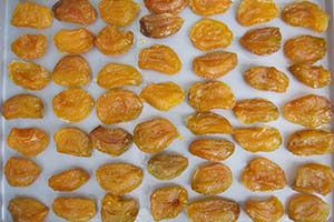 Подсушиваем абрикосовые дольки