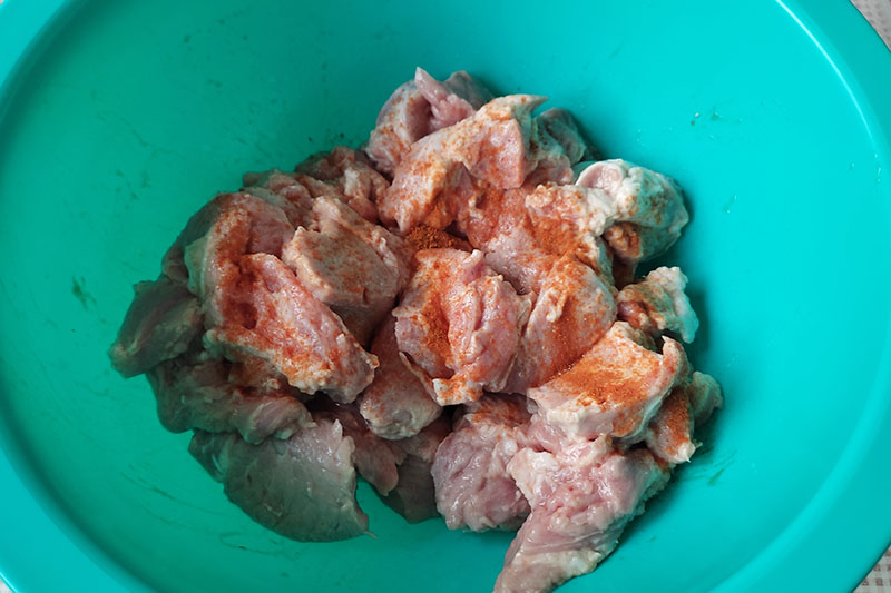 Приправляем мясо