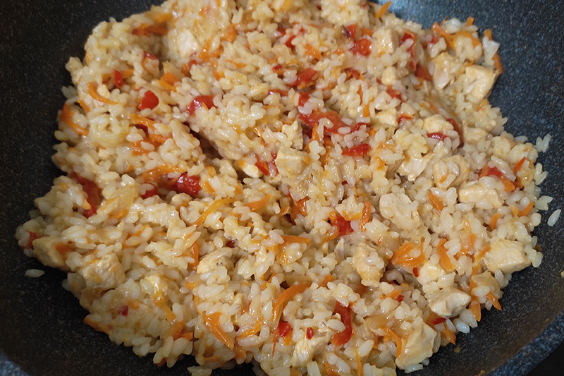 Рис с курицей и овощами на сковороде
