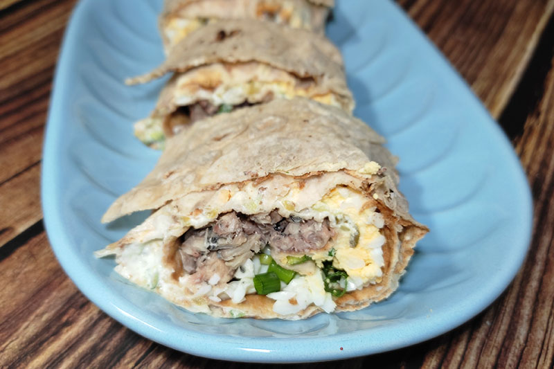 Ролл с рыбой в лаваше