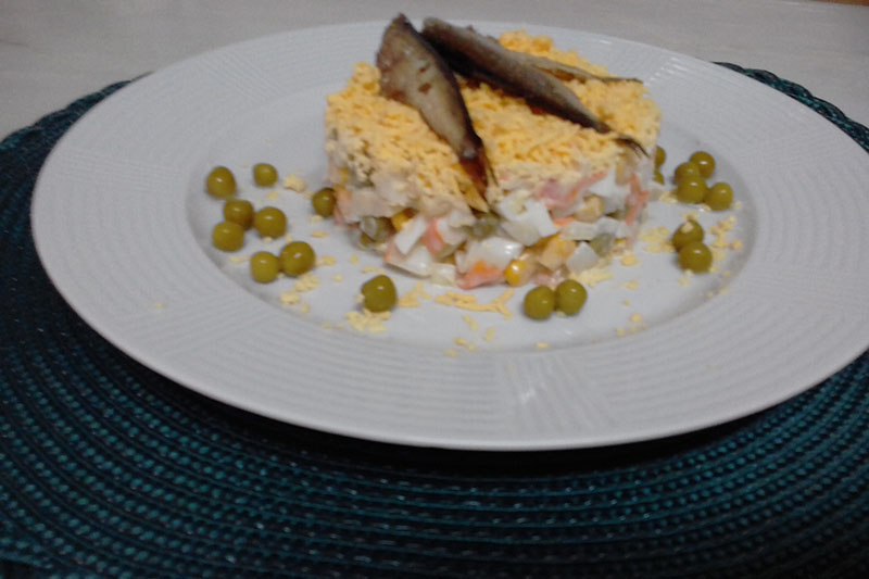 Салат с крабовыми палочками и шпротами