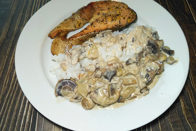 Шампиньоны в сливочном соусе на сковороде