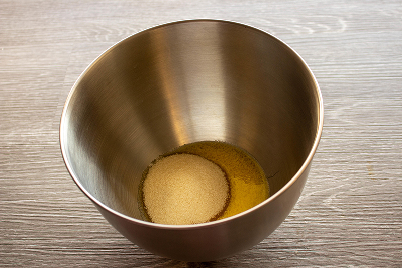 Смешать яйца с сахаром и маслом