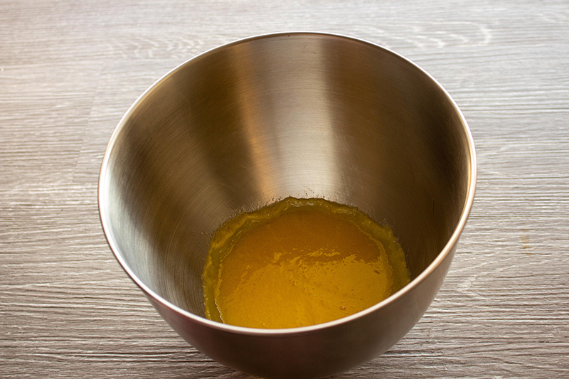 Смешать яйца с сахаром и маслом