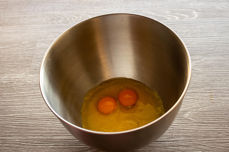 Смешать яйца с сахаром и маслом