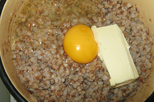 Смешиваем гречку, яйцо и масло
