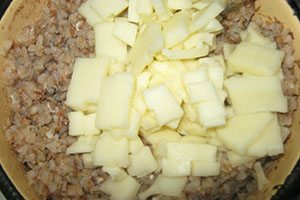 Смешиваем гречку, яйцо и масло