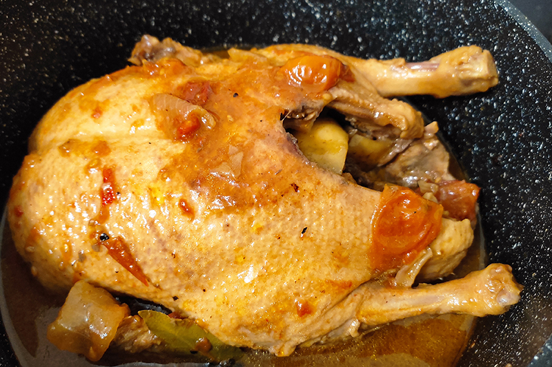 Тушение утки и овощей