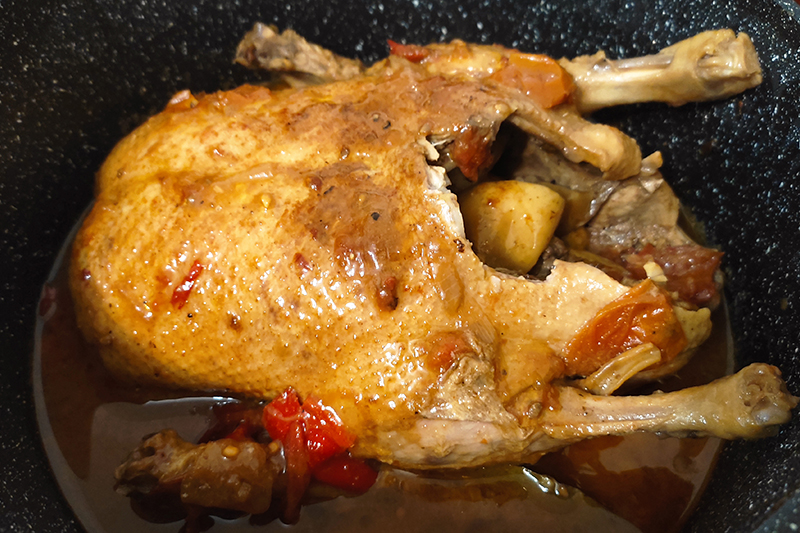 Тушение утки и овощей