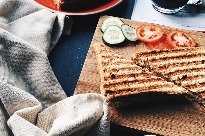 Вкусные горячие бутерброды на сковороде