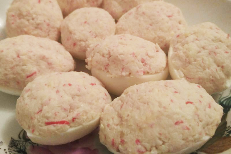Яйца фаршированные крабовыми палочками и сыром