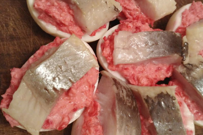 Яйца фаршированные селедкой